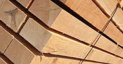 Стек новых деревянных шпилек на пиломатериалы